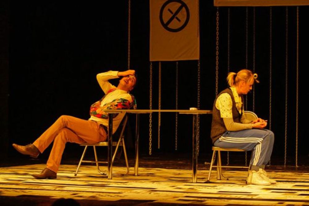 Dugonajavljivani komad Pukla bruka sinoć je premijerno izveden na Večernjoj sceni pozorišta Boško Buha.