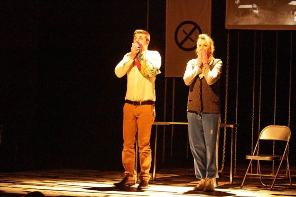 Dugonajavljivani komad Pukla bruka sinoć je premijerno izveden na Večernjoj sceni pozorišta Boško Buha.