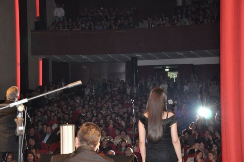 Folk legenda Miroslav Ilić održao je u sredu, 24. aprila nezaboravan koncert u Novom Pazaru, povodom 50 godina postojanja tamošnjeg kulturnog centra. Popularni slavuj iz Mrčajevaca nastup je započeo podsećanjem da događaj kada je prvi put nastupao u istoj dvor