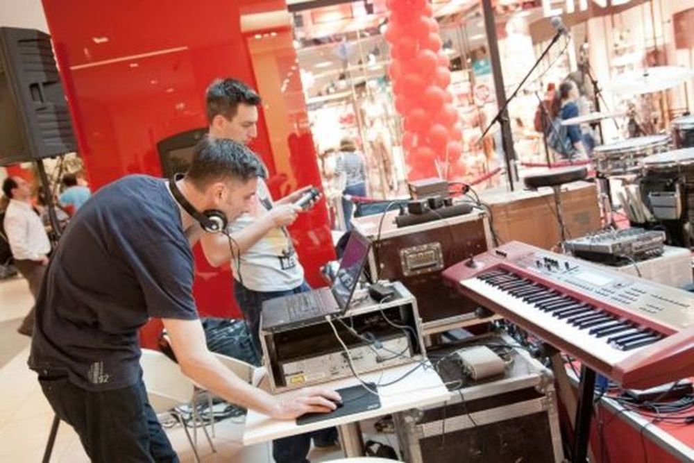 Juče, 26, aprila, u Ušče Shopping Centru održana je Story shopping groznica. Posetioci su imali priliku da uživaju u popustima i originalnom zabavnom programu. Pogledajte kakva je bila atmosfera u poznatom šoping centru.