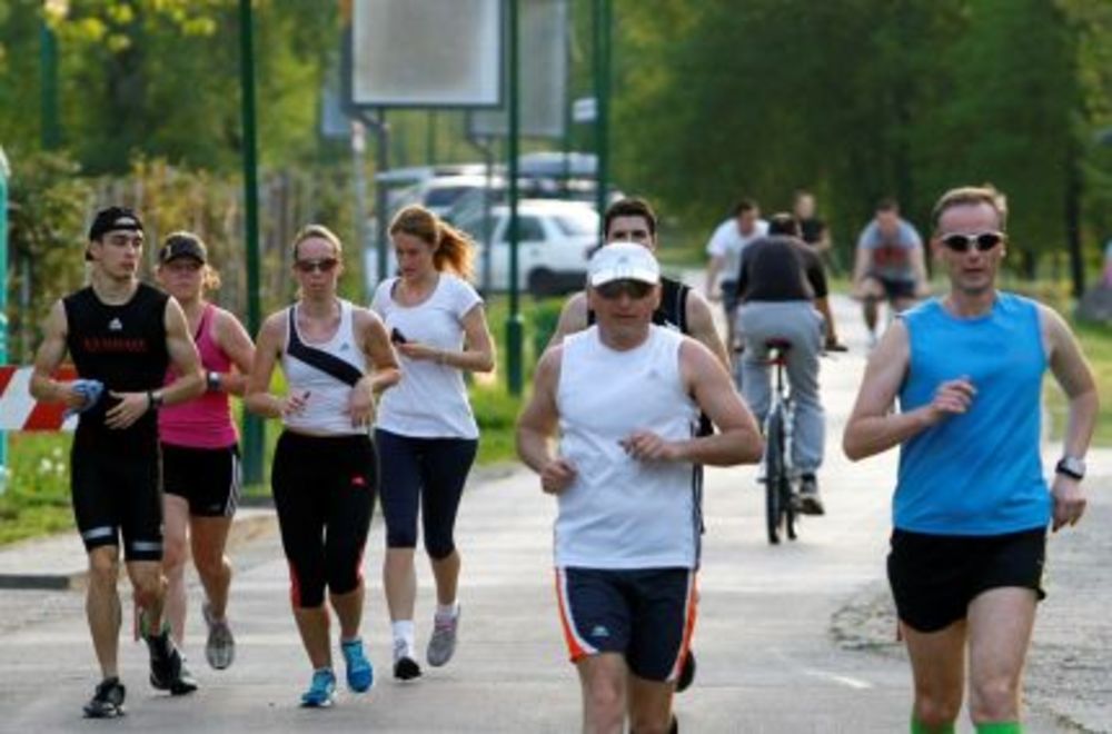 adidas Run and FUN ekipa uživala u još jednom treningu na Adi Ciganliji! Funneri, Fitteri i Weight loss ekipa ponovo su zajedno trčali nakon Beogradskog maratona, i pokazali kako ih i dalje drži takmičarski duh i isti cilj, da završe svoju trku!