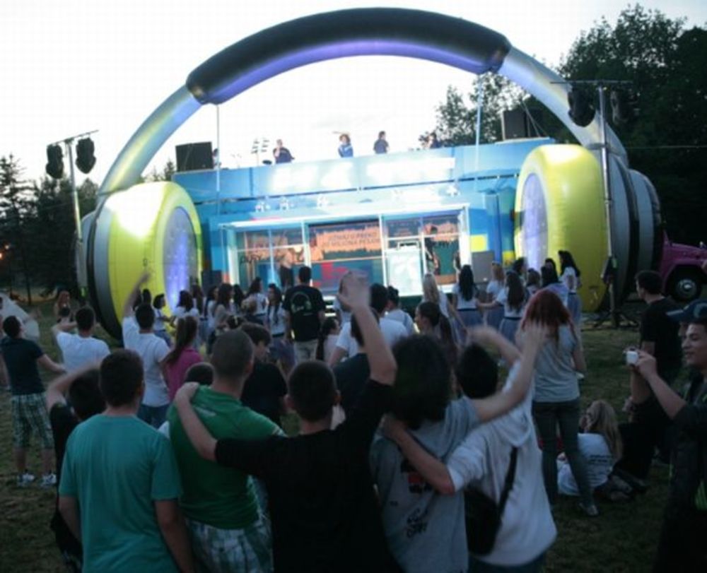 Četvrta Telenor Play žurka na točkovima održana je u Beogradu na Adi Ciganliji. Beograđani su uživali u koncertu grupe Bad copy i celodnevnom programu koji je vodio Inspektor Blaža. Oni su, takođe, odabrali i svoju plejlistu koju je svirao bend Tijane Bogićevi
