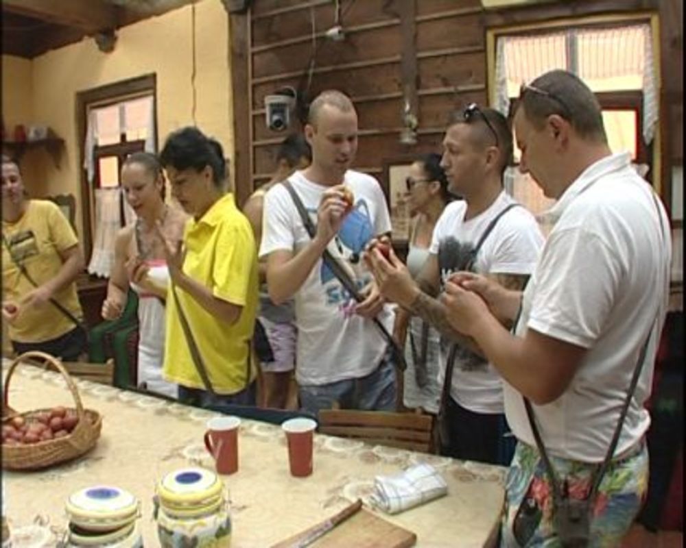 Pošto je ustao, Miki je pronašao prase spremno za pečenje ispred gazdine kuće. Uneo ga je u kuhinju na oduševljenje farmera. Posle tradicionalnog kucanja uskršnjim jajima, u kome je Sha, izgleda, najviše uživao, farmeri su prionuli na pripremu praseta za pečen