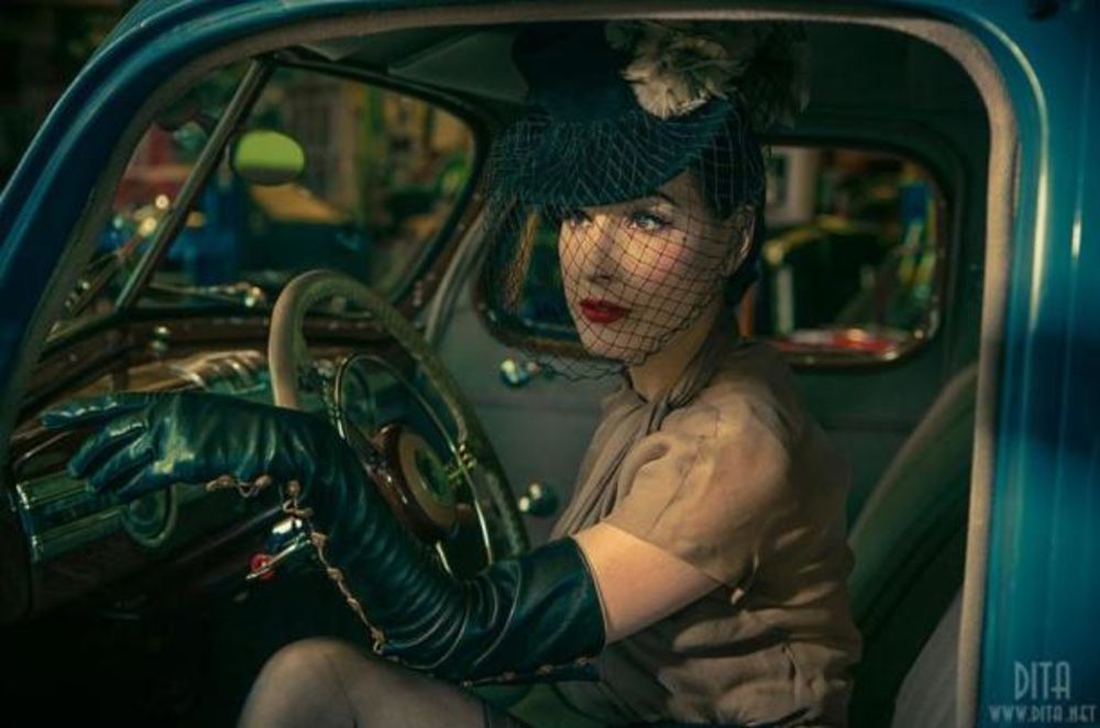 Kraljica burleske je na Ebay-u postavila oglas za prodaju automobile iz 1939. godine uz niz provokativnih fotografija na kojima je ona u centru pažnje. Na fotografijama ona je u svom prepoznatljivom izdanju: kožne rukavice, kratka izazovna suknja, šešir sa mre