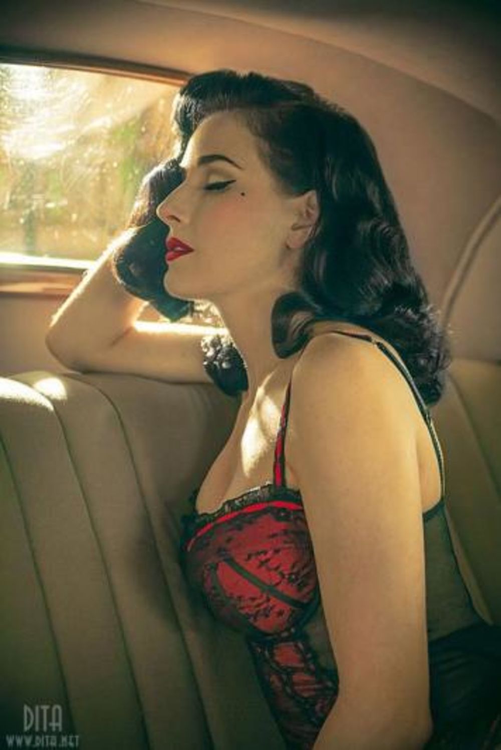 Kraljica burleske je na Ebay-u postavila oglas za prodaju automobile iz 1939. godine uz niz provokativnih fotografija na kojima je ona u centru pažnje. Na fotografijama ona je u svom prepoznatljivom izdanju: kožne rukavice, kratka izazovna suknja, šešir sa mre