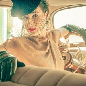 Dita von Tiz: Seksi oglas za Packard 120