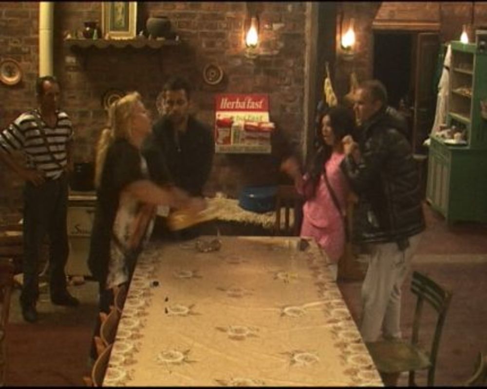 Protekli dan na Farmi definitivno je obeležila žestoka svađa između Stanije i Zorice Marković, nakon čega je folk pevačica diskvalifikovana iz daljeg nadmetanja. Dan je počeo ogovaranjima, zatim su usledili sastanci, a vi imate priliku da pročitate celokupan p