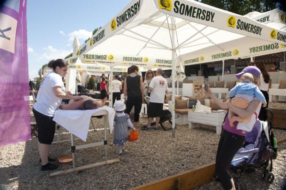 U organizaciji magazina Story i Naxi radija  zajedno sa prijateljima projekta Renault, Avon, Esensa, Di Luna Sangria i Ideaom danas je na Adi Ciganliji održano prvo Story & Naxi druženje pod parlom Savršeni vikend u kafiću Koketa na Makiškoj strani. Prijat