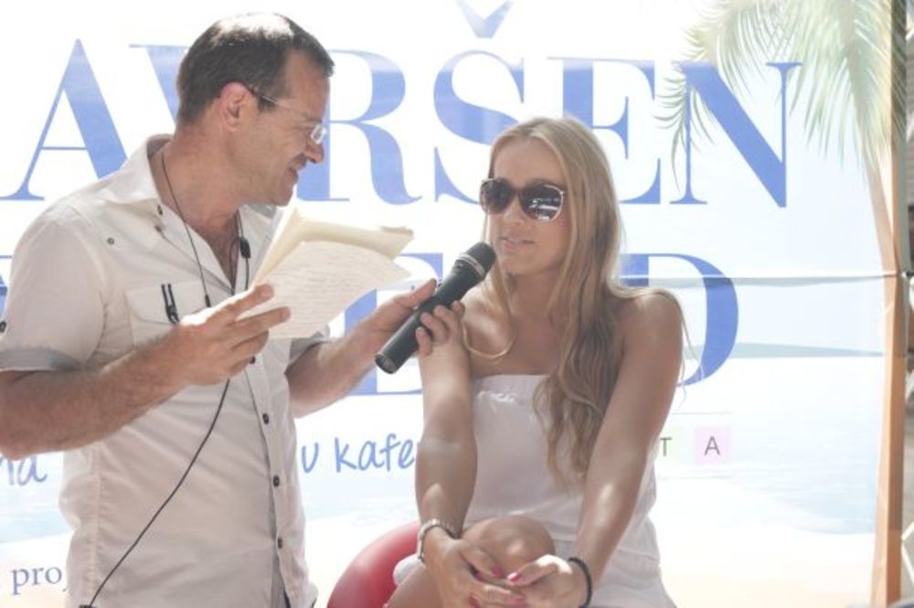 U organizaciji magazina Story i Naxi radija  zajedno sa prijateljima projekta Renault, Avon, Esensa, Di Luna Sangria i Ideaom danas je na Adi Ciganliji održano prvo Story & Naxi druženje pod parlom Savršeni vikend u kafiću Koketa na Makiškoj strani. Prijat