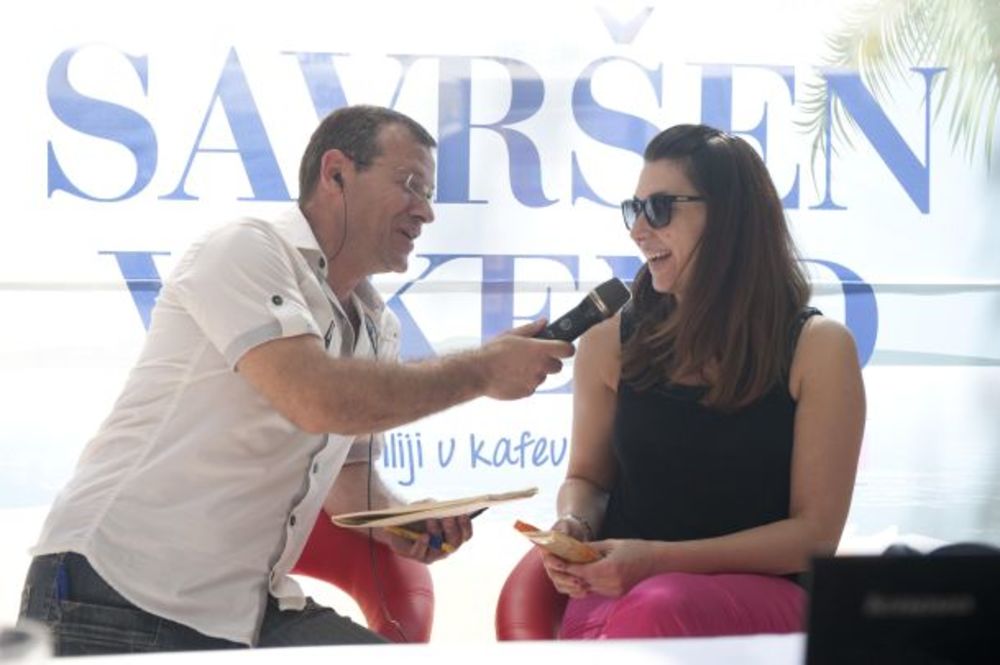 U organizaciji magazina Story i Naxi radija  zajedno sa prijateljima projekta Renault, Avon, Esensa, Di Luna Sangria i Ideaom danas je na Adi Ciganliji održano prvo Story & Naxi druženje pod parlom Savršeni vikend u kafiću Koketa na Makiškoj strani. Prijat