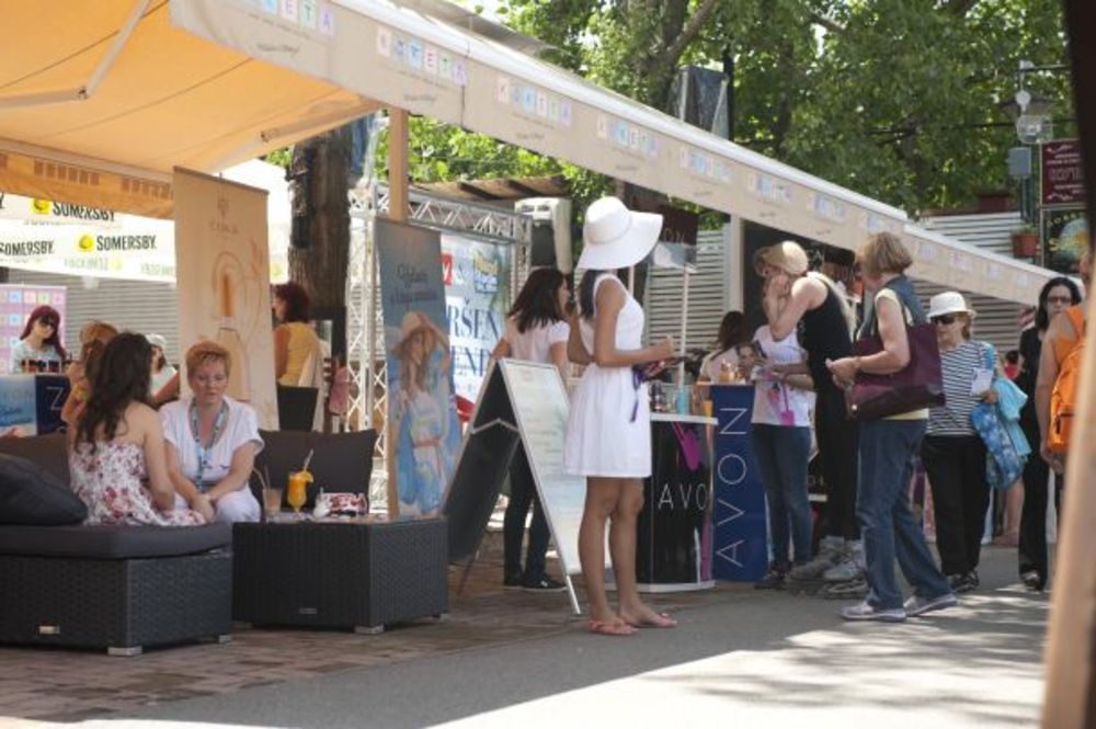 U organizaciji magazina Story i Naxi radija  zajedno sa prijateljima projekta Renault, Avon, Esensa, Di Luna Sangria i Ideaom danas je na Adi Ciganliji održano prvo Story & Naxi druženje pod parlom Savršeni vikend u kafiću Koketa na Makiškoj strani. Prijat