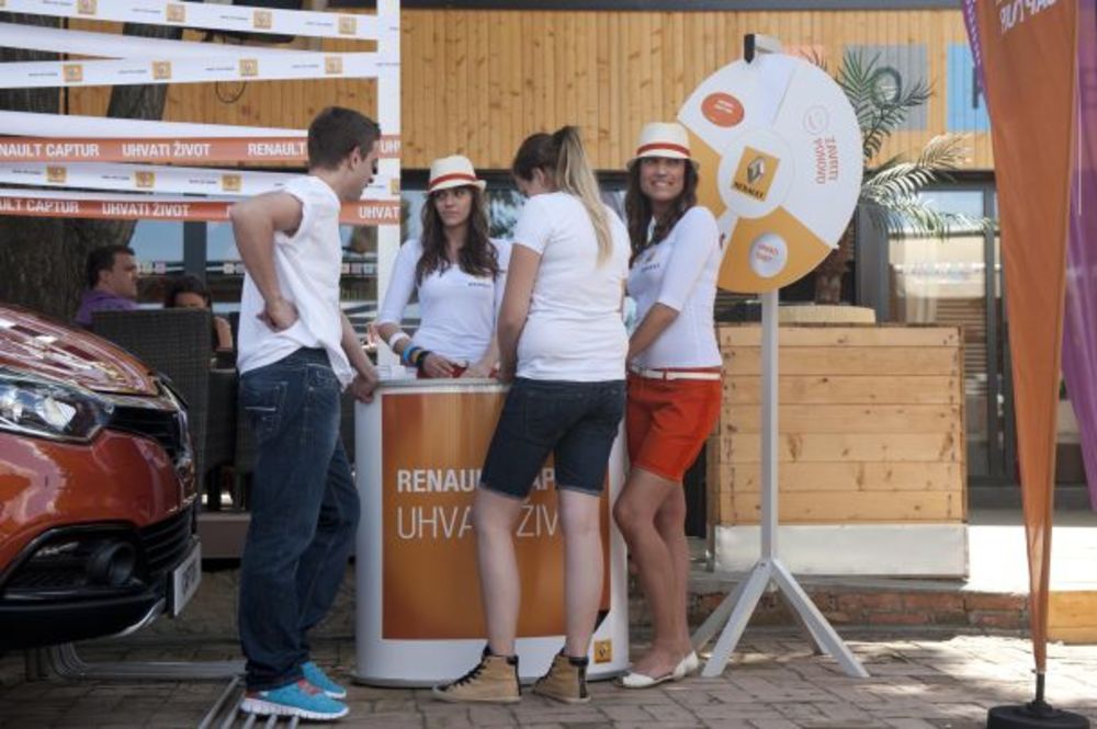 U organizaciji magazina Story i Naxi radija  zajedno sa prijateljima projekta Renault, Avon, Esensa, Di Luna Sangria i Ideaom danas je na Adi Ciganliji održano prvo Story & Naxi druženje pod parlom Savršeni vikend u kafiću Koketa na Makiškoj strani. Prijat