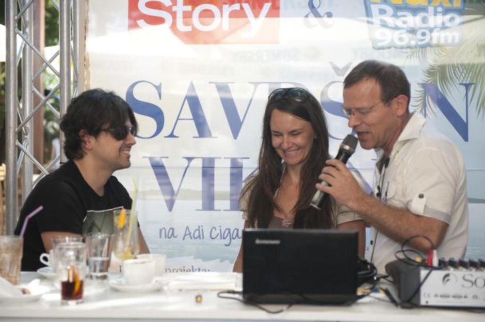 U organizaciji magazina Story i Naxi radija  zajedno sa prijateljima projekta Renault, Avon, Esensa, Di Luna Sangria i Ideaom danas je na Adi Ciganliji održano prvo Story & Naxi druženje pod parlom Savršeni vikend u kafiću Koketa na Makiškoj strani. Prijat