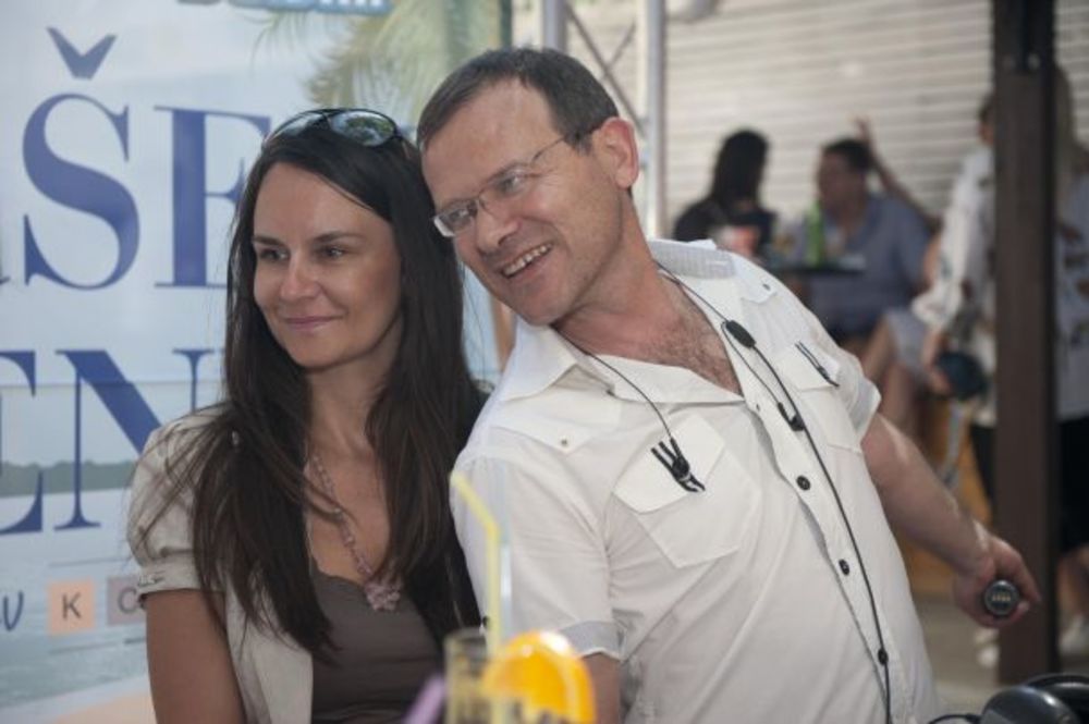 U organizaciji magazina Story i Naxi radija  zajedno sa prijateljima projekta Renault, Avon, Esensa, Di Luna Sangria i Ideaom danas je na Adi Ciganliji održano prvo Story & Naxi druženje pod parlom Savršeni vikend u kafiću Koketa na Makiškoj strani. Prijat