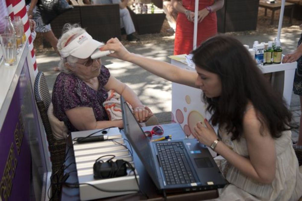 U organizaciji magazina Story i Naxi radija  zajedno sa prijateljima projekta Renault, Avon, Esensa, Di Luna Sangria i Ideaom danas je na Adi Ciganliji održano prvo Story & Naxi druženje pod parlom Savršeni vikend u kafiću Koketa na Makiškoj strani. Prijat