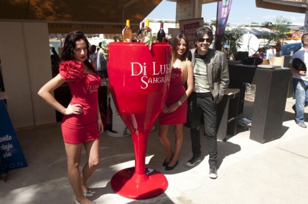 U organizaciji magazina Story i Naxi radija  zajedno sa prijateljima projekta Renault, Avon, Esensa, Di Luna Sangria i Ideaom danas je na Adi Ciganliji održano prvo Story & Naxi druženje pod parlom Savršeni vikend u kafiću Koketa na Makiškoj strani. Prijat