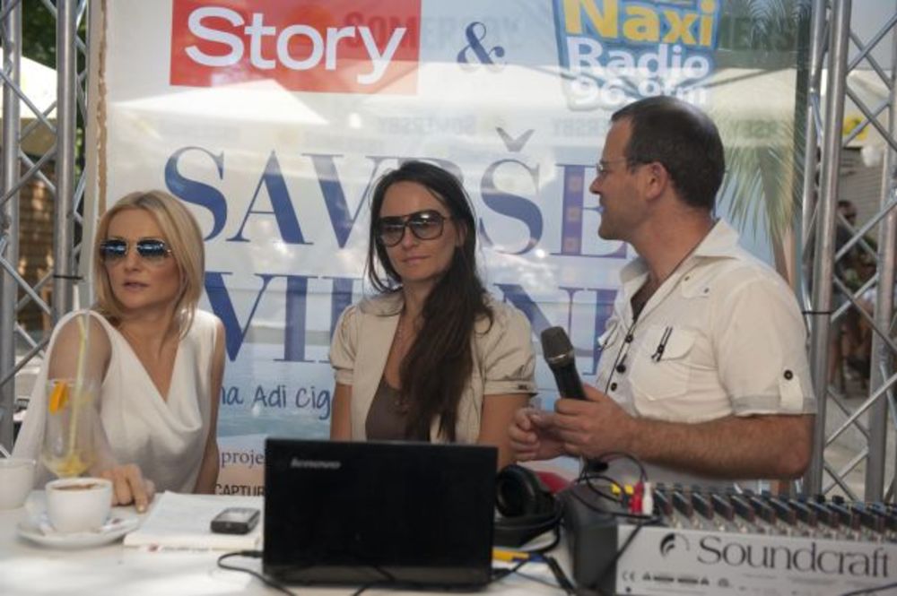 U organizaciji magazina Story i Naxi radija  zajedno sa prijateljima projekta Renault, Avon, Esensa, Di Luna Sangria i Ideaom danas je na Adi Ciganliji održano prvo Story & Naxi druženje pod parlom Savršeni vikend u kafiću Koketa na Makiškoj strani. Prijat