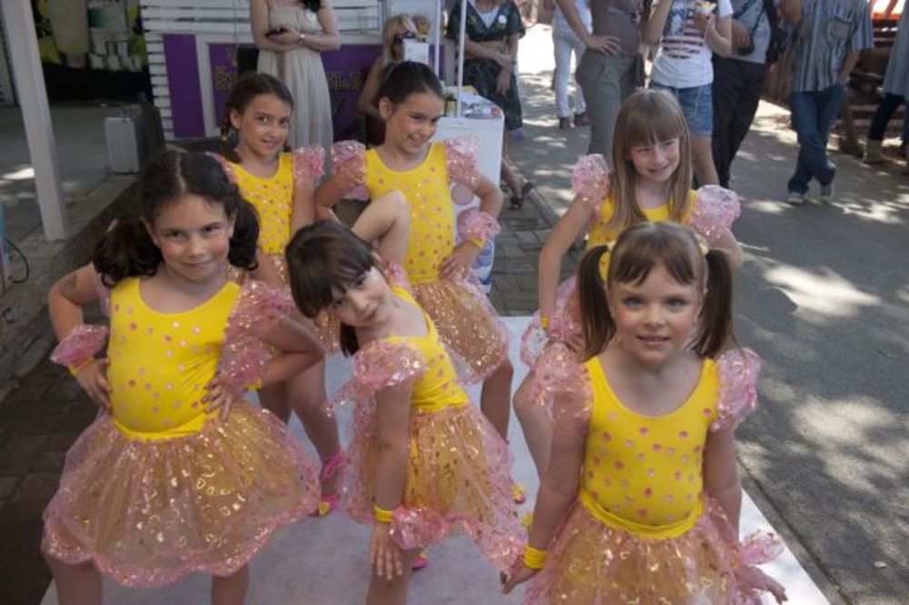 U organizaciji magazina Story i Naxi radija  zajedno sa prijateljima projekta Renault, Avon, Esensa, Di Luna Sangria i Ideaom danas je na Adi Ciganliji održano prvo Story & Naxi druženje pod parlom Savršeni vikend u kafiću Koketa na Makiškoj strani. Prijat