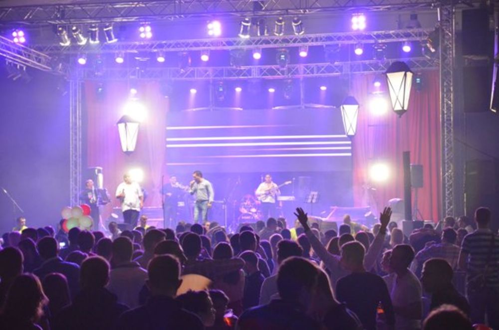 Prvi Beogradski kafana fest održan je sinoć u Belexpo centru. Ovaj jedinstven festival okupio je poznate izvođače narodne i starogradske muzike, koji su doprineli da se mnogobrojni posetioci osećaju kao da su u pravoj, ali ovog puta najvećoj kafani u kojoj su