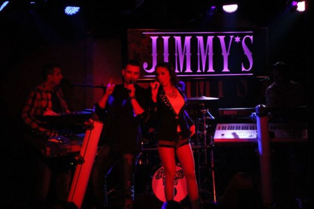 Nakon dužeg vremena, pred beogradskom publikom, u prepunom klubu na vodi Jimmy's, nastupila je Romana Panić. Gosti su Romanu pozdravili burnim aplauzom, a koliko je nedostajala prestoničkoj publici pokazali su pevajući u glas sa njom sve pesme. Romana je