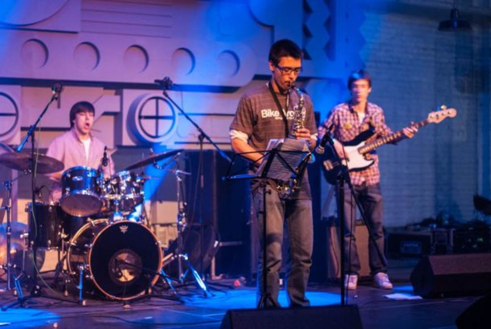 Najveći regionalni festival kreativnosti i inovacija, svečano je otvoren sinoć u zgradi Beogradske zadruge (Geozavoda), izvođenjem Akademskog hora Collegium Musicum. Festival je zvanično otvorila Maja Lalić, kreativni direktor Miksera, skrenuvši pažnju na  tem