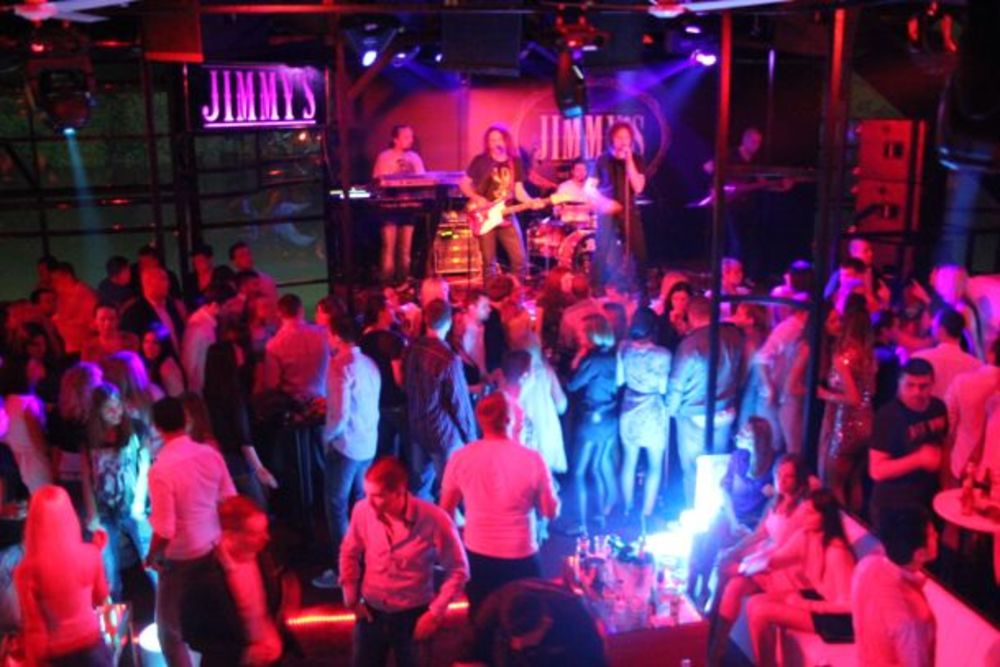 Popularni bend Miligram svirao je sinoć na Jimmy's-u, a izvodeći mnogobrojne hitove momci iz benda su atmosferu doveli do usijanja . Kiša i jako nevreme nisu sprečili mnogobrojne ljubitelje nocnog provoda da se provedu na ovom popularnom prestoničkom spla