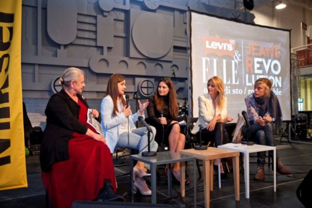 Magazin Elle i brend Levi’s imali su čast da u okviru petog, jubilarnog Mikser festivala 2013 predstave izložbu pod nazivom (R)EVOLUCIJA DŽINSA koja je prikazala (r)evoluciju džinsa kao specifičnog modnog i društvenog fenomena, u individualnom i kolektivnom ko