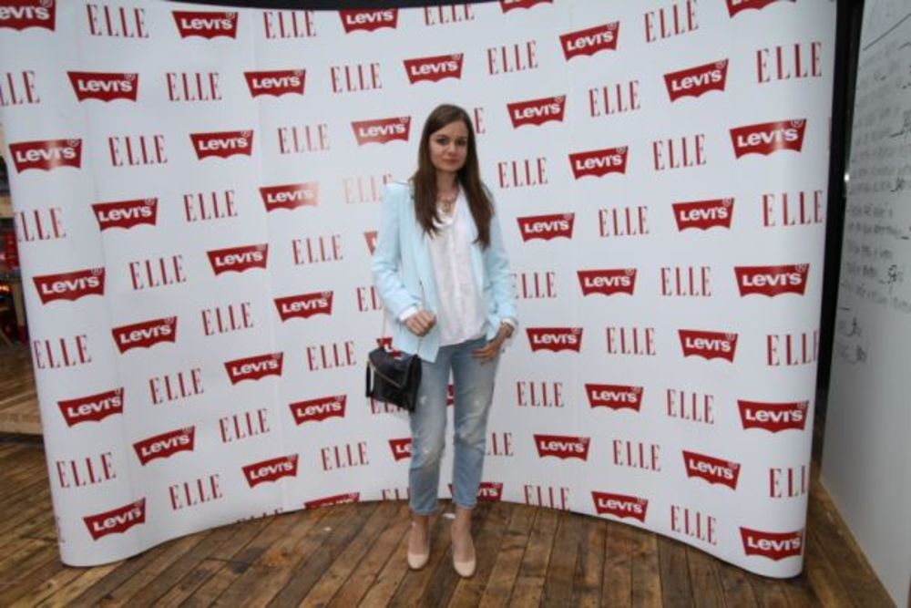 Magazin Elle i brend Levi’s imali su čast da u okviru petog, jubilarnog Mikser festivala 2013 predstave izložbu pod nazivom (R)EVOLUCIJA DŽINSA koja je prikazala (r)evoluciju džinsa kao specifičnog modnog i društvenog fenomena, u individualnom i kolektivnom ko