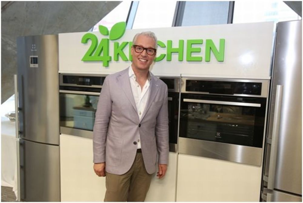Popularni holandski kuvar Rudolf van Vin, poznat po svojim emisijama na TV kanalu 24KITCHEN, ovog vikenda je posetio Sloveniju u kojoj se zadržao dva dana. Za početak je VIP zvanice i predstavnike medija u Kristalnoj palati impresionirao pripremom havajskih ro