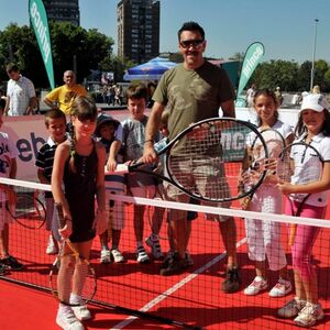 Humanitarni teniski turnir poznatih ispred TC Ušće