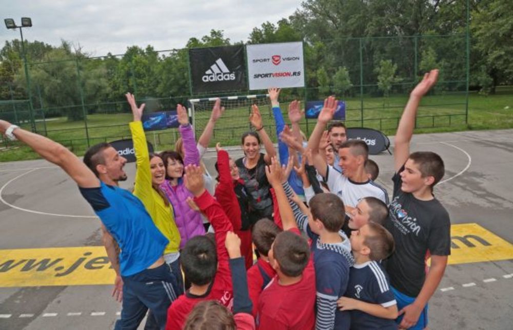Adidas je na Adi Ciganliji priredio nesvakidašnji trening za sve ljubitelje sporta i zabave – Cool trening sa Andreom Lekić i Andrejem Maričićem. Svi oni koji su poželeli da odmere snage sa poznatim sportistima i iz prve ruke nauče neke od atraktivnih rukometn