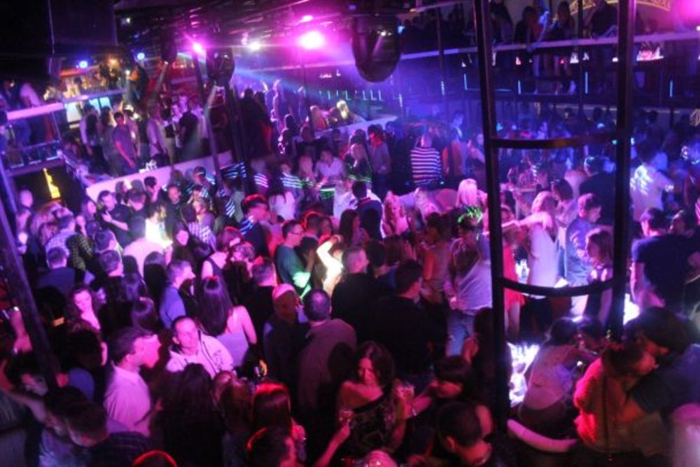 Da  je dobra zabava prioritet Beograđanima ali i mnogobrojnim stranim turistima moglo se videti  i sinoć na prepunom splavu Jimmy's. Uprkos oktobarskom vremenu koje nas je zadesilo, Jimmy's je i ove srede bio pun. Nižući hit za hitom, Miligram bend j