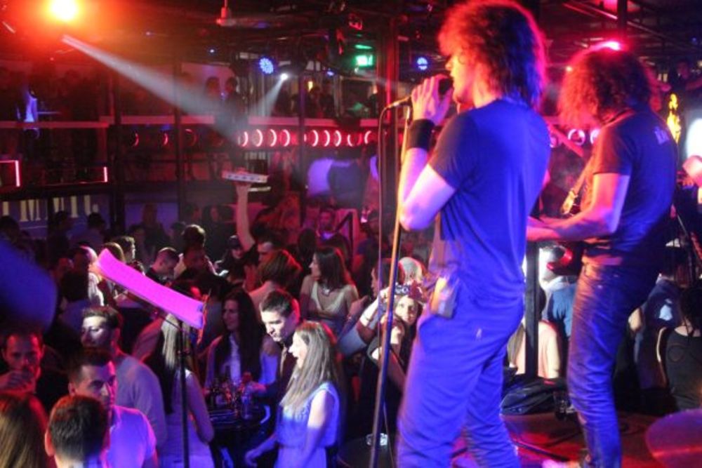 Da  je dobra zabava prioritet Beograđanima ali i mnogobrojnim stranim turistima moglo se videti  i sinoć na prepunom splavu Jimmy's. Uprkos oktobarskom vremenu koje nas je zadesilo, Jimmy's je i ove srede bio pun. Nižući hit za hitom, Miligram bend j