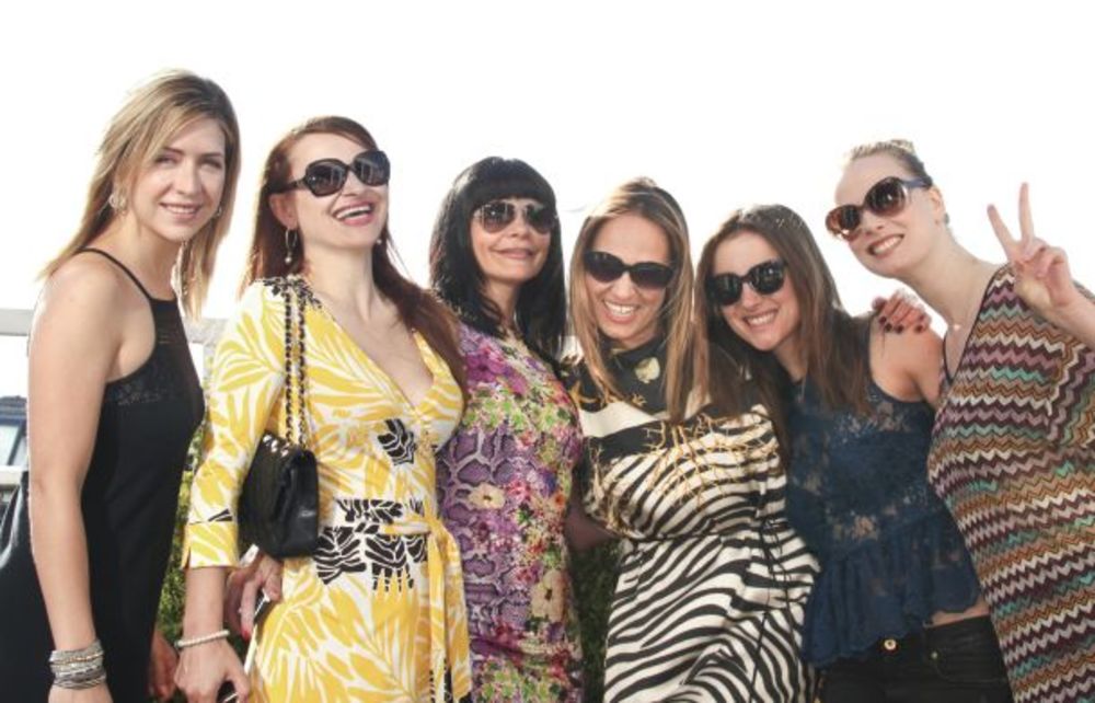 I dok su je na domaćem tržištu pojedini osporavali kao modnog kreatora, Marijana Mateus je u jednoj od prestonica svetske mode, Londonu, vrlo uspešno predstavila novu kolekciju Silk and cashmere.  Naime, prošlog utorka brojni poznati modni agenti, VIP klijenti