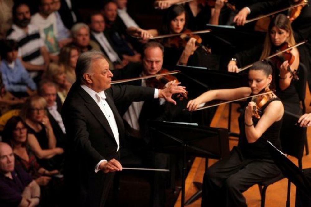 Spektakularni Gala koncert Beogradske filharmonije i Zubina Mehte, održan sinoć na Kolarcu, završen je stojećim ovacijama. Prva donatorska večera u hotelu Square Nine, koja je potom usledila, okupila je poslovnu elitu i brojne predstavnike diplomatskog kora. M