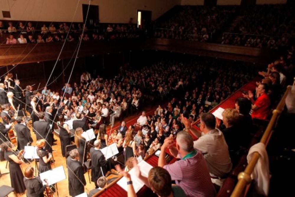 Spektakularni Gala koncert Beogradske filharmonije i Zubina Mehte, održan sinoć na Kolarcu, završen je stojećim ovacijama. Prva donatorska večera u hotelu Square Nine, koja je potom usledila, okupila je poslovnu elitu i brojne predstavnike diplomatskog kora. M