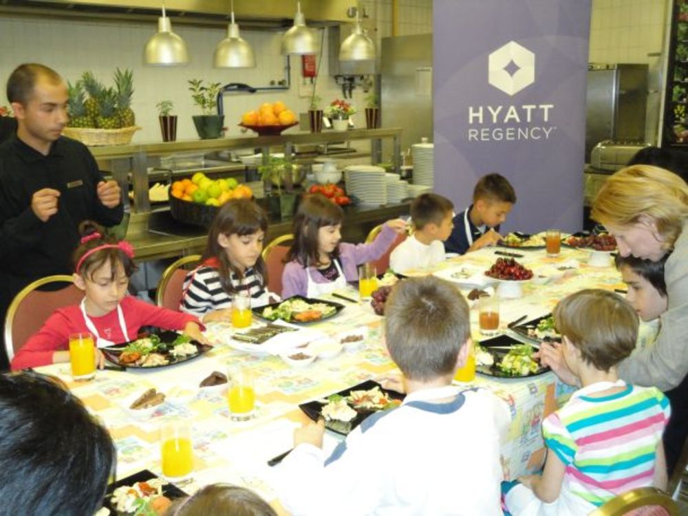 Hyatt Regency Beograd ovog proleća sa ponosom predstavlja projekat For kids by kids - Od dece deci, jelovnik za mališane koji će promovisati zdravu ishranu baziranu na svežim, nemasnim i prirodnim namirnicama organskog porekla, kreativno servirane u dečjem duh