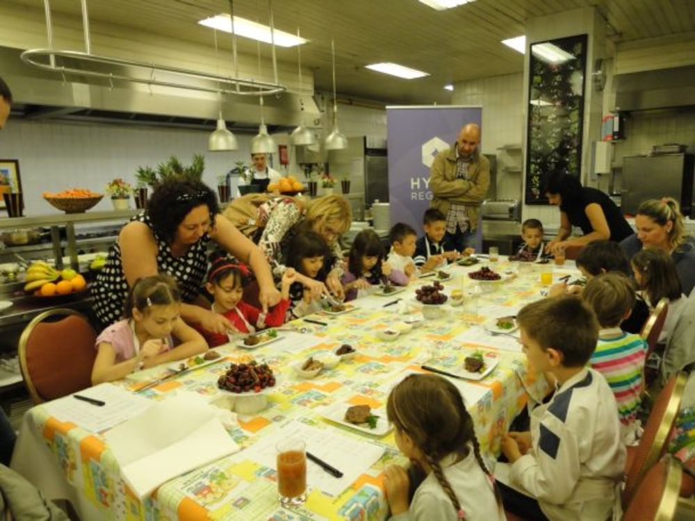 Hyatt Regency Beograd ovog proleća sa ponosom predstavlja projekat For kids by kids - Od dece deci, jelovnik za mališane koji će promovisati zdravu ishranu baziranu na svežim, nemasnim i prirodnim namirnicama organskog porekla, kreativno servirane u dečjem duh