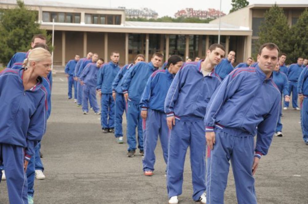 Ekipa serije Vojna akademija trenutno vredno radi na snimanju novih epizoda, a iako su njihovi radni nekada i naporni, mladi glumci odlično se zabavlja u pauzama između snimanja. Kako izgledaju njihovi radni dani na Vojnoj akademiji pogledajte na fotografijama