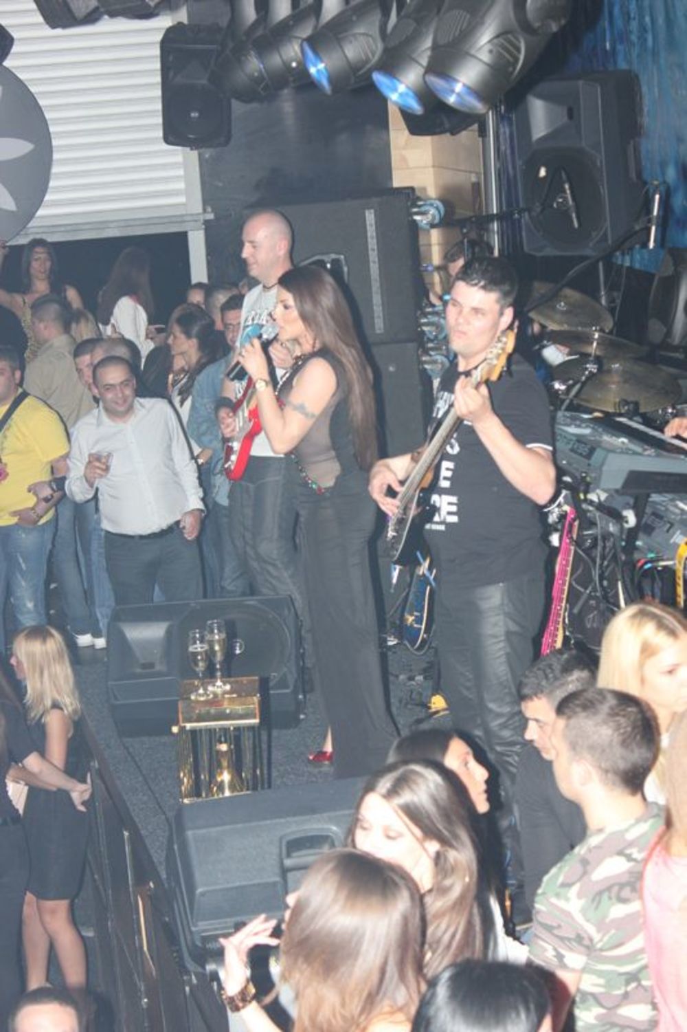 Jedna od najpopularnijih folk pevačica Seka Aleksić nastupila je u sredu uveče na popularnom prestoničkom splavu River koji je bio ispunjen do poslednjeg mesta. Klub je bio mali za sve Sekine fanove pa je više od tri stotine ljudi ostalo ispred ulaza. Pevačica