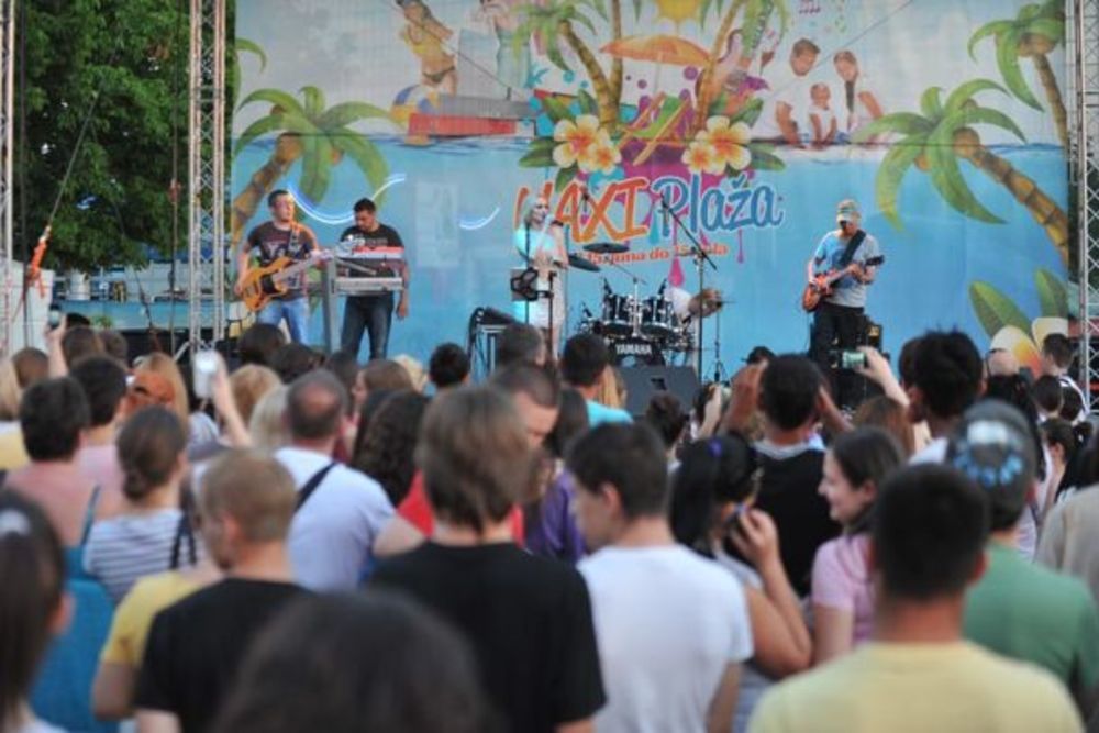 U subotu, 15. juna koncertom Goce Tržan otvorena je Naxi plaža 2013 ispred Ušće Shopping centra.
Svečano otvaranje započelo je defileom mažoretkinja, koje su prošetale sa predstavnicima tima Naxi radija, nakon čega su se na bini Naxi plaže brojnim posetiocima