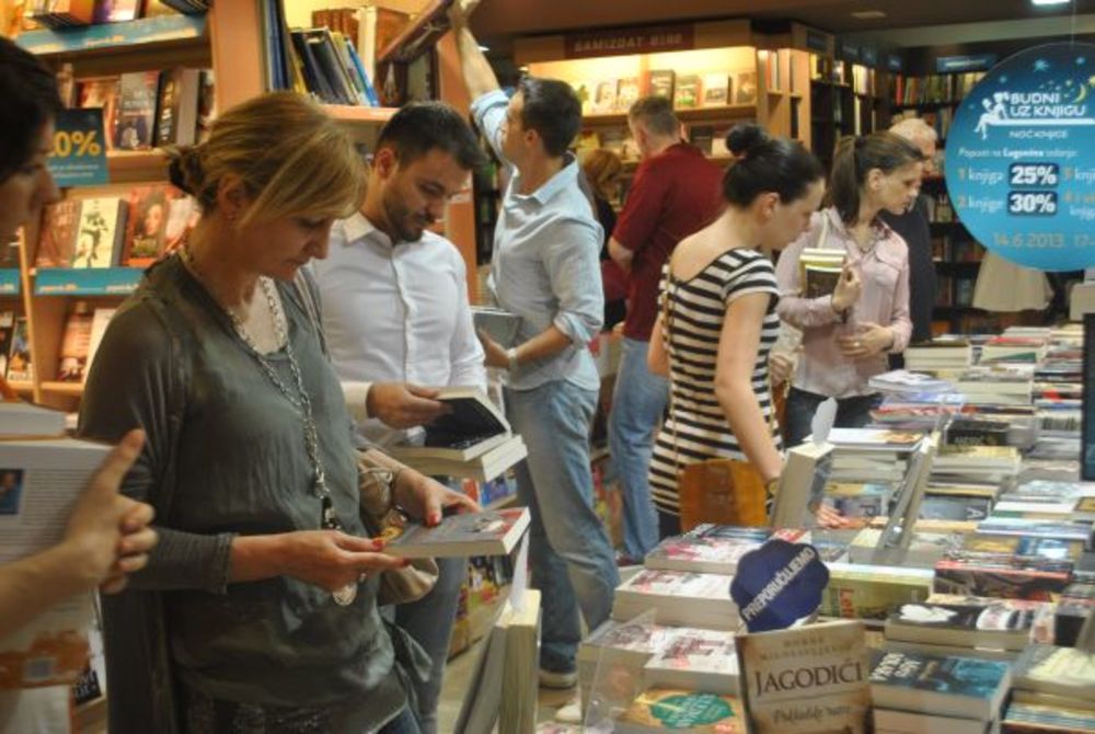 Veliki broj ljubitelja književnosti ostao je u petak budan uz knjige, odazvavši se osmoj manifestaciji Noć knjige i kupujući one naslove koji su se tom prilikom našli na popustima. Ova, već tradicionalna manifestacija održana je u organizaciji izdavačke kuće L