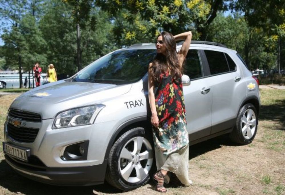 U narednih nekoliko meseci, slavna glumica Katarina Radivojević biće promotivno lice Chevrolet Srbija i voziće novi Chevrolet model Trax. Katarina je inače ljubitelj takvih automobila, tako da je njeno zadovoljstvo što će voziti ovaj zanimljivi model neizmerno