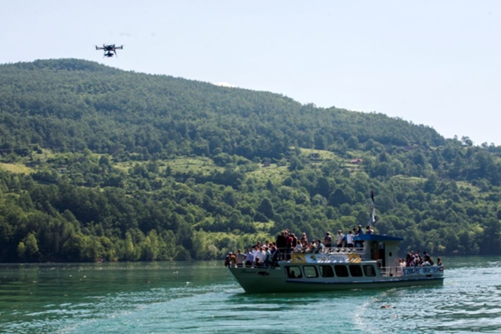 Čuveni voditelj Minja Subota na poziv organizacije Tara Green proveo je nezaboravan vikend u Bajinoj Bašti, a najlepši utisak na njega ostavilo je krstarenje Perućcom i Drinom do Višegrada. Miljenik publike stigao je da obiđe i Andrić grad u Višegradu, a večer