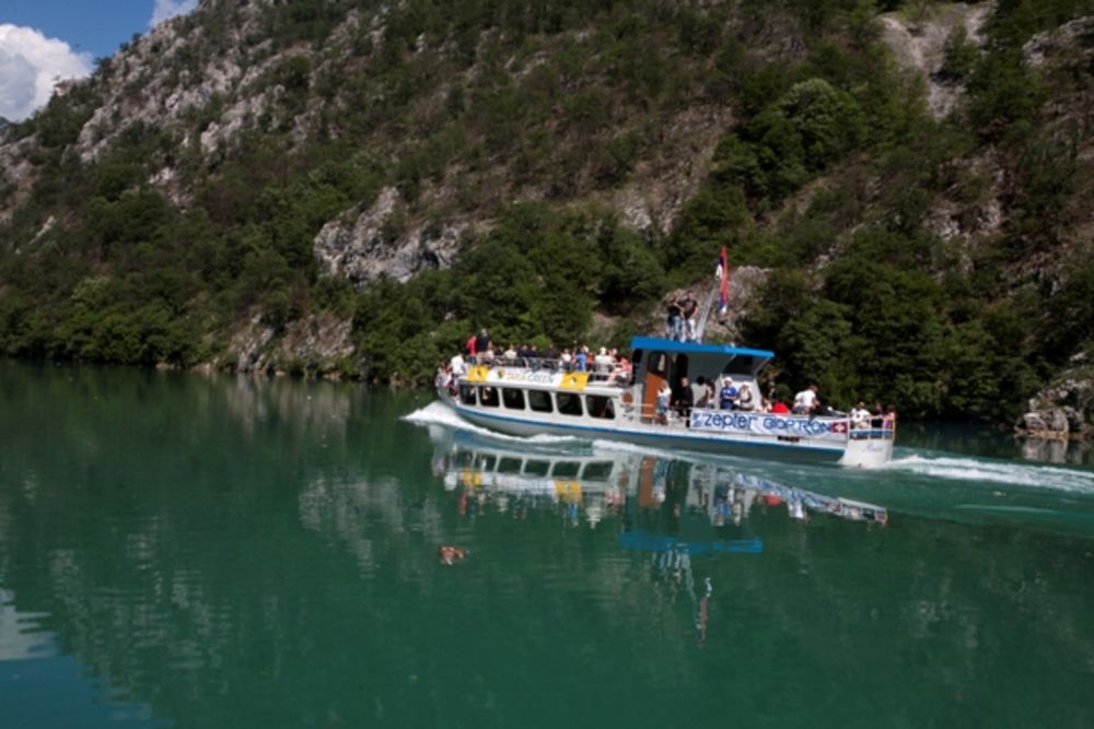 Čuveni voditelj Minja Subota na poziv organizacije Tara Green proveo je nezaboravan vikend u Bajinoj Bašti, a najlepši utisak na njega ostavilo je krstarenje Perućcom i Drinom do Višegrada. Miljenik publike stigao je da obiđe i Andrić grad u Višegradu, a večer