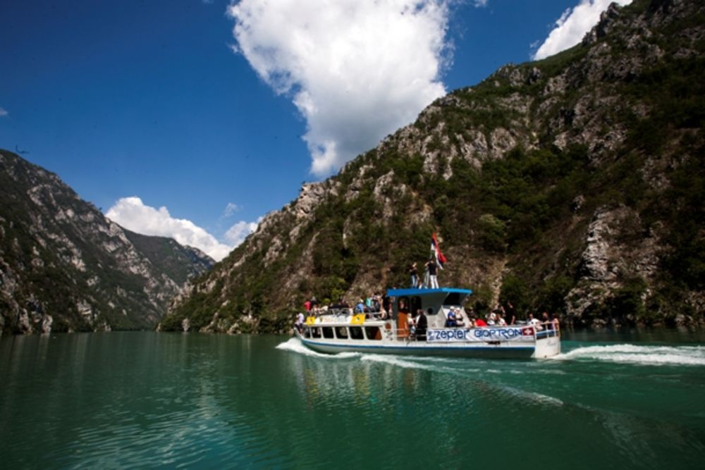 Čuveni voditelj Minja Subota na poziv organizacije Tara Green proveo je nezaboravan vikend u Bajinoj Bašti, a najlepši utisak na njega ostavilo je krstarenje Perućcom i Drinom do Višegrada. Miljenik publike stigao je da obiđe i Andrić grad u Višegradu, a večer
