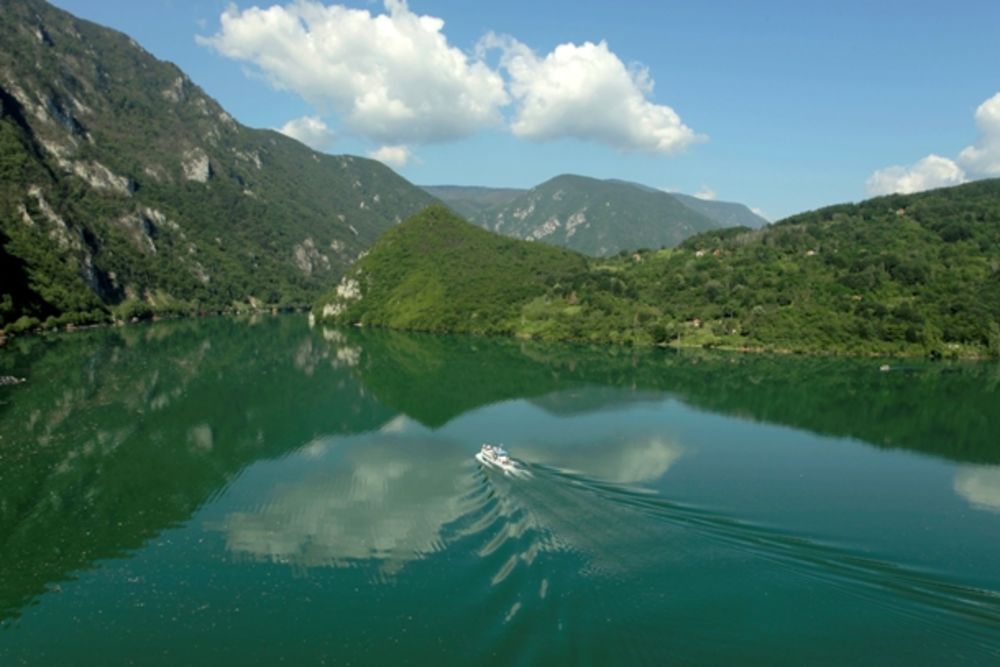 Čuveni voditelj Minja Subota na poziv organizacije Tara Green proveo je nezaboravan vikend u Bajinoj Bašti, a najlepši utisak na njega ostavilo je krstarenje Perućcom i Drinom do Višegrada. Miljenik publike stigao je da obiđe i Andrić grad u Višegradu, a večer