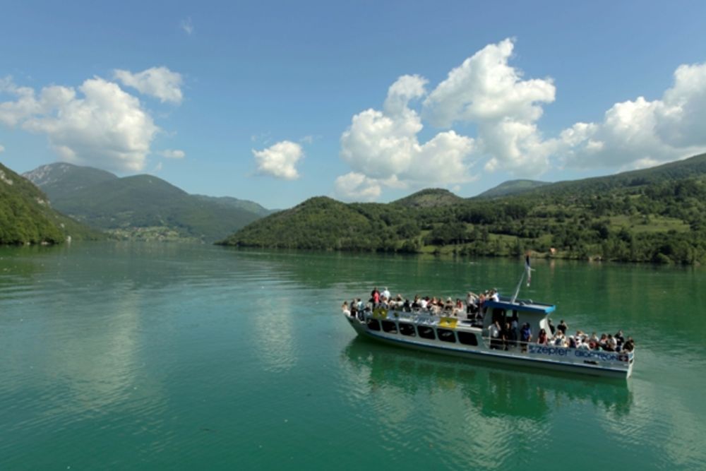 Čuveni voditelj Minja Subota na poziv organizacije Tara Green proveo je nezaboravan vikend u Bajinoj Bašti, a najlepši utisak na njega ostavilo je krstarenje Perućcom i Drinom do Višegrada. Miljenik publike stigao je da obiđe i Andrić grad u Višegradu, a večer