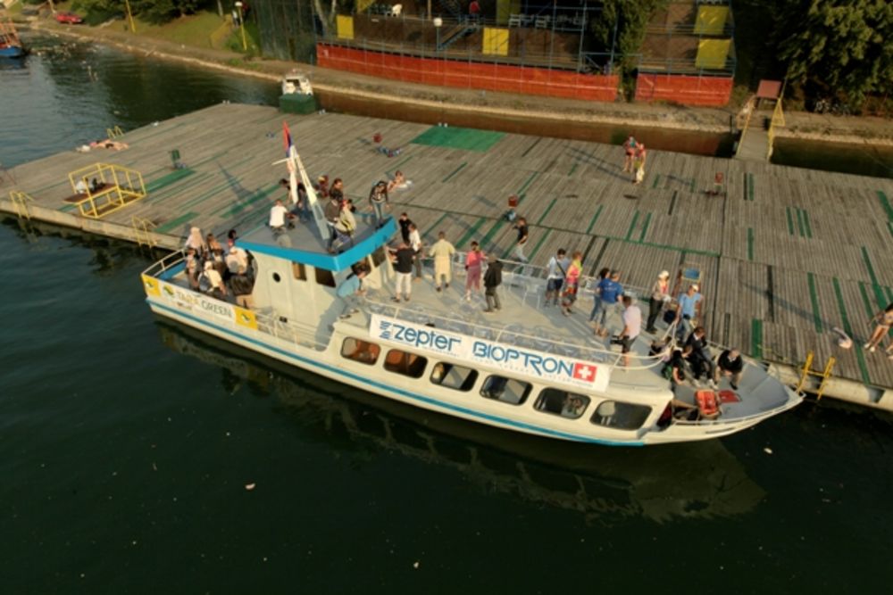 Čuveni voditelj Minja Subota na poziv organizacije Tara Green proveo je nezaboravan vikend u Bajinoj Bašti, a najlepši utisak na njega ostavilo je krstarenje Perućcom i Drinom do Višegrada. Miljenik publike stigao je da obiđe i Andrić grad u Višegradu, a večer