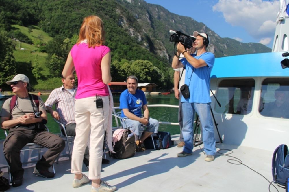 Čuveni voditelj Minja Subota na poziv organizacije Tara Green proveo je nezaboravan vikend u Bajinoj Bašti, a najlepši utisak na njega ostavilo je krstarenje Perućcom i Drinom do Višegrada. Miljenik publike stigao je da obiđe i Andrić grad u Višegradu, a večer